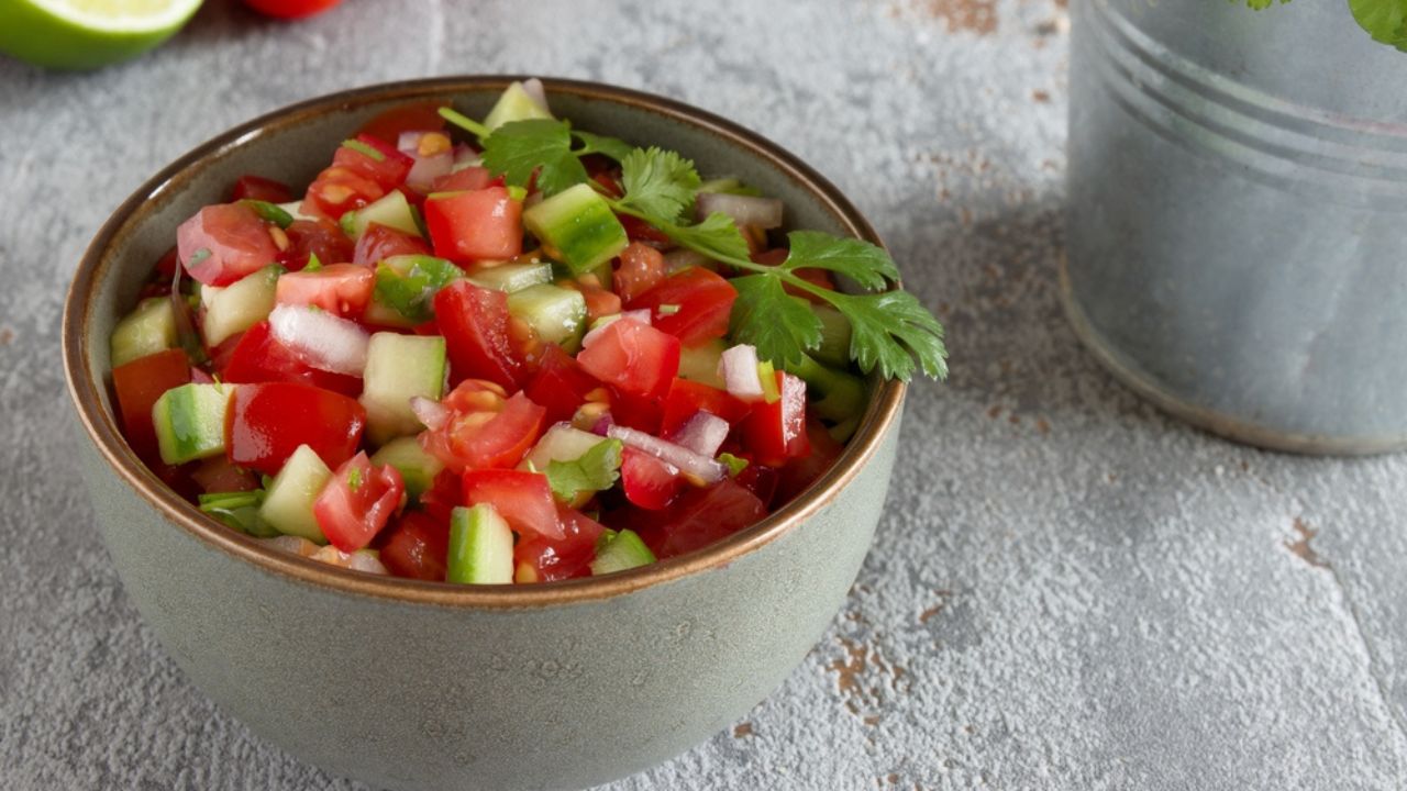 Pico de Gallo Salsa σε ένα μπολ. Παραδοσιακό μεξικάνικο πιάτο κουζίνας με ντομάτα, αγγούρι, κρεμμύδι και φρέσκο ​​κόλιανδρο.