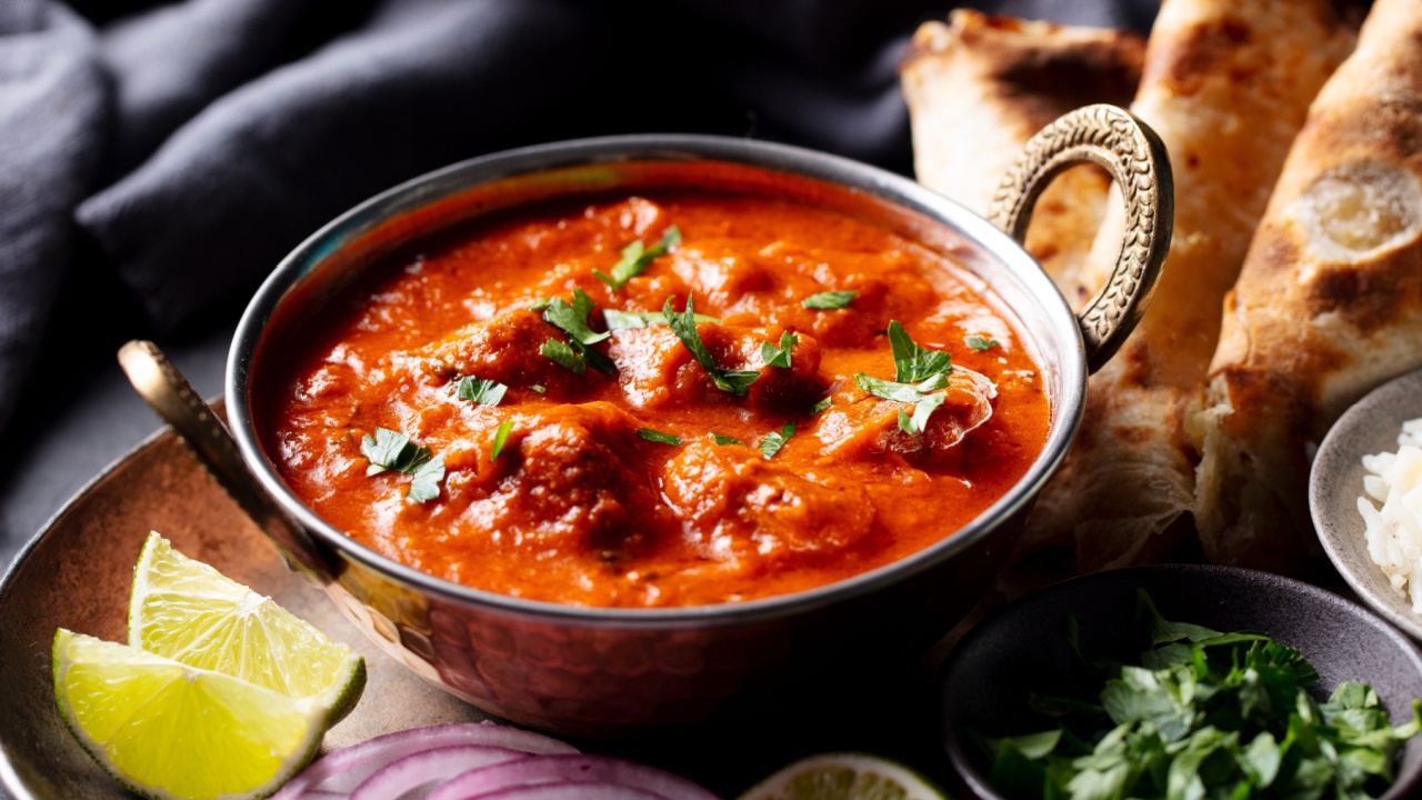 Indian Curry, Tikka Masala, Κοτόπουλο, Αρνί, Προέλευση Ρόγκαν Τζος με Ράις και Νάαν ψωμί. Σκούρο φόντο. Φράζω.